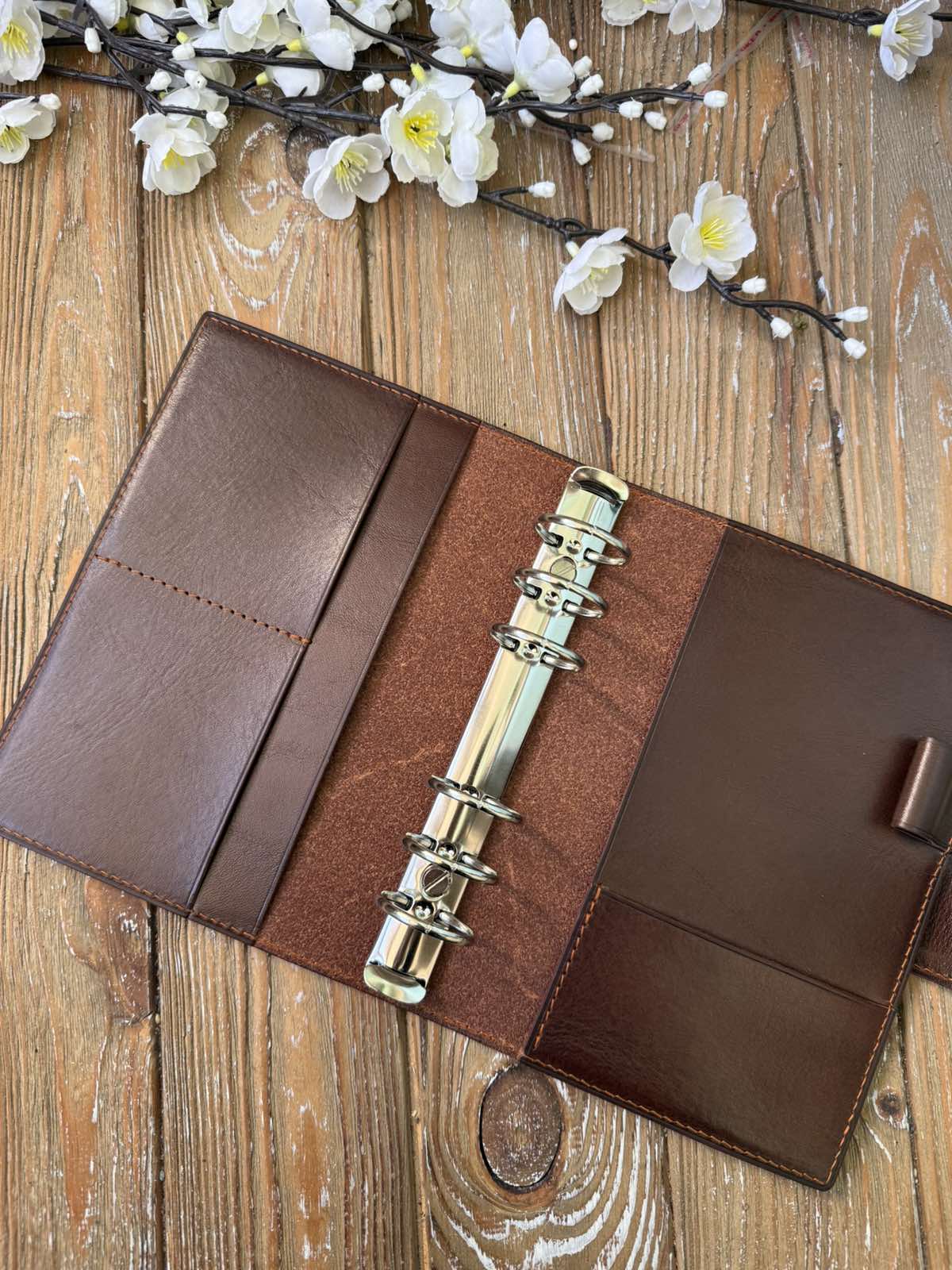 Leather Rings Planner Cover Marrone leather outside – Minimalist Binder Cover