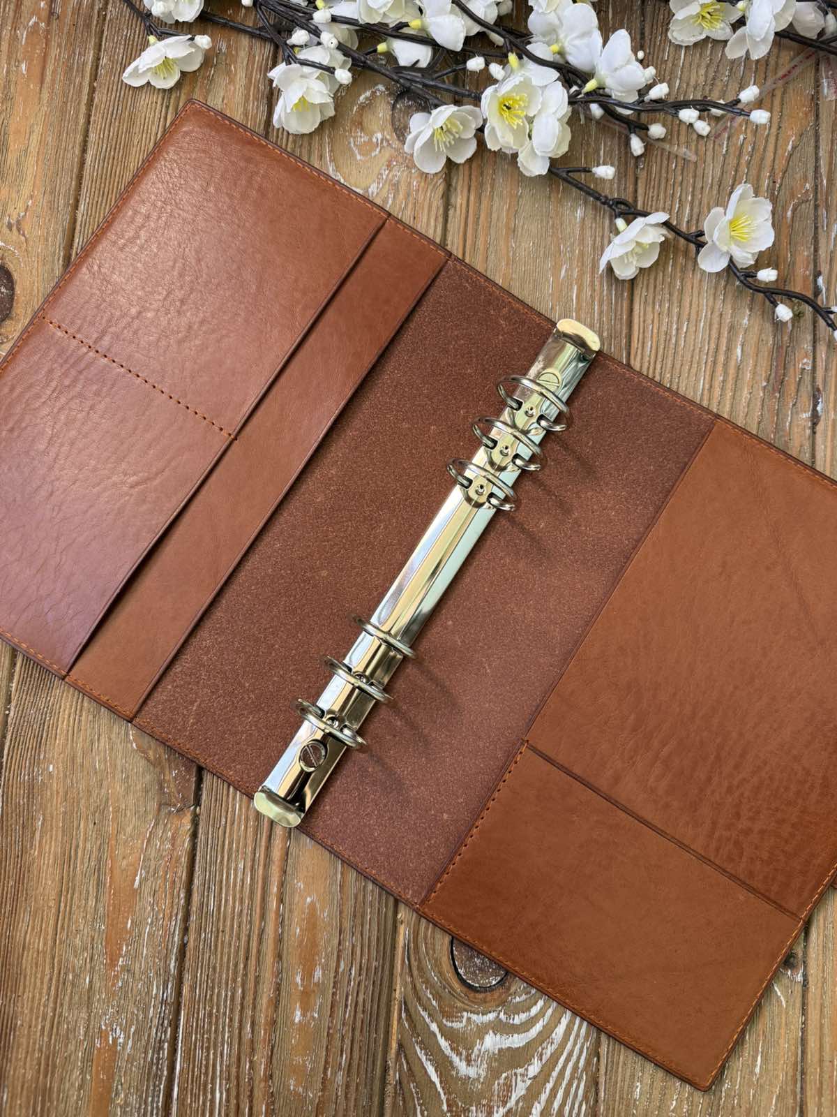 Leather Rings Planner Cover Marrone leather outside – Minimalist Binder Cover