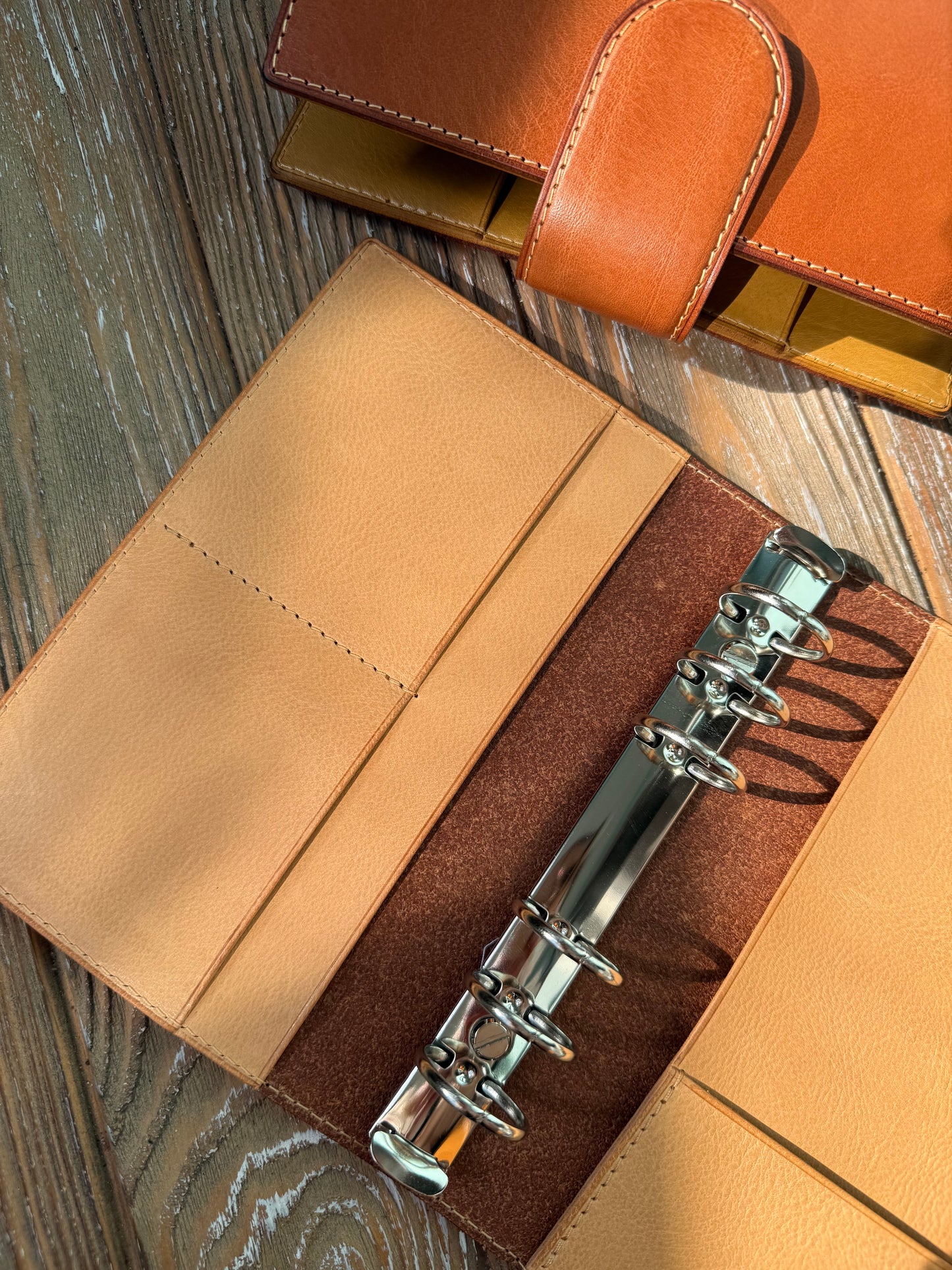 Leather Rings Planner Cover Marrone leather outside – Minimalist Binder Cover